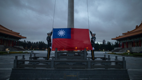 Miembros de la guardia de honor preparan la bandera de la República de China para ser izada en la plaza de Chiang Kai-shek en Taipei (Taiwán). EFE/JEROME FAVRE