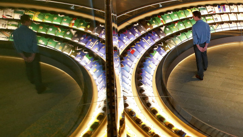 Camisetas de fútbol de los países miembros de la FIFA se muestran en el futuro Museo Mundial de la FIFA en Zurich. REUTERS/Arnd Wiegmann