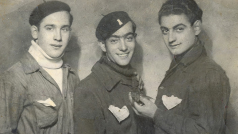 Moreno, en el centro, con Ateca y Arriola, gudaris del Batallón San Andrés, en 1937. / SABINO ARANA FUNDAZIOA Moreno, en el centro, con Ateca y Arriola, gudaris del Batallón San Andrés, en 1937. / SABINO ARANA FUNDAZIOA