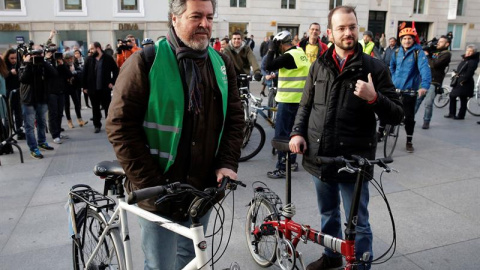 Los diputados electos de EQUO, Juantxo López de Uralde y Jorge Luis Bail, pertenecientes al grupo parlamentario de Podemos, llegan en bicicleta a la sesión constitutiva de la Cámara para reivindicar una movilidad sostenible.- EFE
