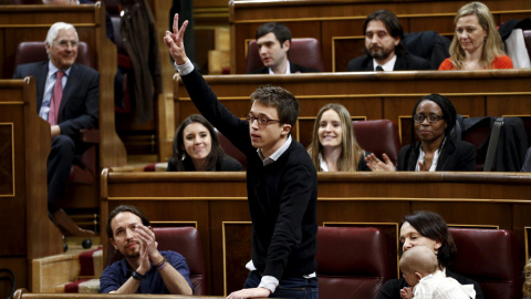 El diputado de Podemos Íñigo Errejón promete acatar la Constitución durante su toma de posesión como parlamentario del Congreso, junto al líder de la formación, Pablo Iglesias, en la a sesión constitutiva de la Cámara Baja, que ha inaugurad