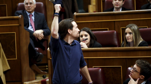 El líder de Podemos, Pablo Iglesias, promete acatar la Constitución durante su toma de posesión como parlamentario del Congreso en la a sesión constitutiva de la Cámara Baja, que ha inaugurado hoy la XI Legislatura. Iglesias ha utilizado pa