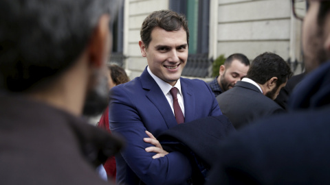 El líder del partido Ciudadanos, Albert Rivera, sonríe frente al Parlamento. REUTERS / Andrea Comas