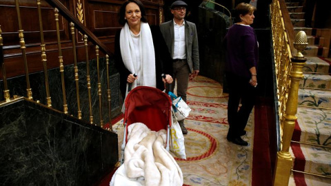 La diputada de Podemos Carolina Bescansa llega con su bebé al hemiciclo del Congreso.- EFE