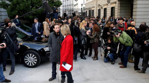 El líder de Podemos, Pablo Iglesias, atiende a los medios a su llegada al Congreso para asistir a la constitución de las nuevas Cortes Generales.- EFE