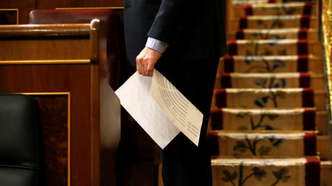 Un diputado sostiene un del nuevo hemiciclo en la sesión constitutiva del Congreso de los Diputados. EFE