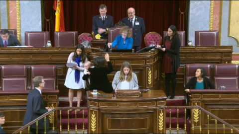 Bescansa votando con su hijo en brazos.