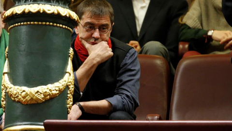 El dirigente de Podemos Juan Carlos Monedero asiste desde la tribuna de invitados a la sesión constitutiva de la Cámara Baja.- EFE