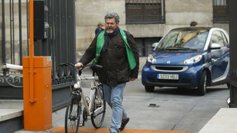 Juan López de Uralde llega con su bicicleta al Congreso.- REUTERS