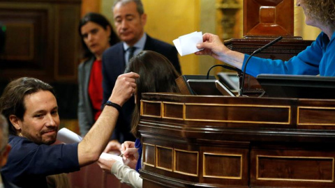 El líder de Podemos, Pablo Iglesias, vota para la elección del presidente del Congreso.- EFE