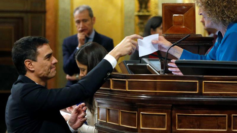 El secretario general del PSOE, Pedro Sánchez, vota para la elección del presidente del Congreso.- EFE