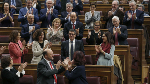 El socialista Patxi López es aplaudido por los diputados de su formación tras haber sido hoy proclamado nuevo presidente del Congreso de los Diputados.- EFE