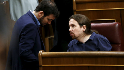 Pablo Iglesias y Alberto Garzón conversan en el Congreso.- REUTERS