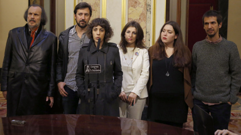 La diputada de En Marea, Alexandra Fernández (3i), junto al resto de los diputados de la formación, Miguel Anxo Fernán Vello (i), Antonio Gómez Reino (2i), Yolanda Díaz (3d), Ángela Rodríguez (2d), y David Bruzos (d), realiza declaraciones 