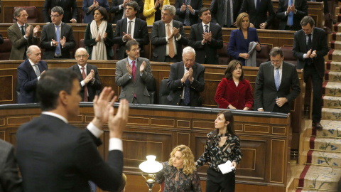 El presidente del Gobierno en funciones, Mariano, Rajoy (d), la vicepresidenta, Soraya Sáenz de Santamaría (2d), varios ministros, y el secretario general del PSOE, Pedro Sánchez (i, de espaldas), tras la sesión constitutiva de la Cámara ba