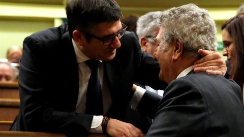 Jesús Posada saluda Patxi López, su sucesor en la presidencia del Congreso. / EFE Jesús Posada saluda Patxi López, su sucesor en la presidencia del Congreso. / EFE