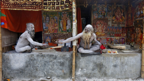 Naga Sadhus pintados con ceniza se pasan chillum para fumar dentro de sus campamentos cerca del río Ganges y de la Bahía de Bengala. REUTERS / Rupak De Chowdhuri
