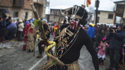Varias personas disfrazadas participan en los carnavales de Vevcani, a 170 kilómetros de Skopje, Macedonia hoy 13 de enero de 2016. Estos carnavales de 1.400 años de historia son de los más famosos de los Balcanes y en la actualidad celebra