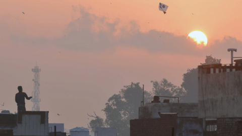 Un hombre indio vuela una cometa durante las celebraciones de la fiesta Lohri en Amritsar, el 13 de enero de 2016. El festival conmemora el solsticio de invierno y está marcado en el norte de la India por el encendido de hogueras y el vuelo