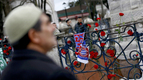 Una bufanda del Bayern Munich está atado a una barandilla junto a las flores en el Obelisco de Teodosio, la escena del ataque suicida de ayer, en honor a las víctimas alemanas en la plaza de Sultanahmet, en Estambul, Turquía. REUTERS / Mura