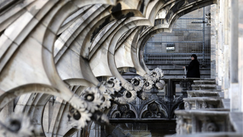Una mujer se hace una selfie en el techo de la catedral del Duomo de Milán, Italia, 13 de enero de 2016. REUTERS / Stefano Rellandini