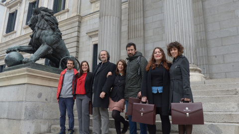 En el centro, Yolanda Díaz, junto a sus compañeros de la candidatura En Marea, frente a las puertas del Congreso de los Diputados, en Madrid.- DANI GAGO / PODEMOS En el centro, Yolanda Díaz, junto a sus compañeros de la candidatura En Marea, frente a las puertas del Congreso de los Diputados, en Madrid.- DANI GAGO / PODEMOS