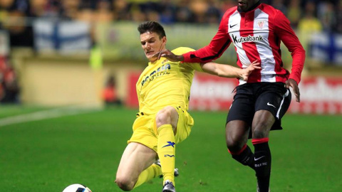 El delantero del Athletic Iñaki Williams (d) intenta arrebatar el balón al defensa del Villarreal Adrián Marín, durante el partido de octavos de final de la Copa del Rey que disputan hoy en el estadio EL Madrigal. EFE/Doménech Castelló El delantero del Athletic Iñaki Williams (d) intenta arrebatar el balón al defensa del Villarreal Adrián Marín, durante el partido de octavos de final de la Copa del Rey que disputan hoy en el estadio EL Madrigal. EFE/Doménech Castelló