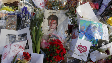 Cientos de flores, postales y retratos de Bowie se acumulan a las afueras de su casa en Nueva York. /REUTERS Cientos de flores, postales y retratos de Bowie se acumulan a las afueras de su casa en Nueva York. /REUTERS