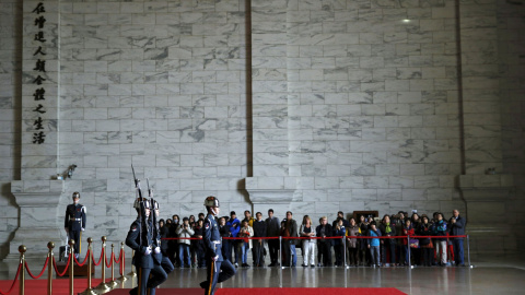 Turistas ven un desfile de la guardia de honor en el Chiang Kai-shek en Taipei, Taiwán, 14 de enero de 2016. REUTERS / Olivia Harris