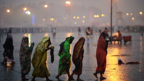 Devotos hindúes de la India llegan a tomarse el baño santo y realizar rituales en la Isla Gangasagar, a unos 150 kms al sur de Calcuta, el 14 de enero de 2016. AFP / DIBYANGSHU SARKAR