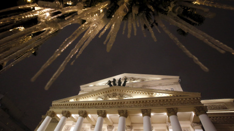 Carámbanos cuelgan de una tienda de regalos cerca del Teatro Bolshoi en el centro de Moscú, Rusia, 14 de enero de 2016. REUTERS / Sergei Karpukhin