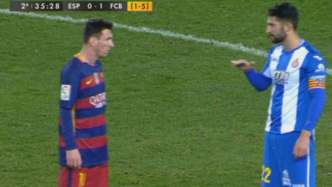 Lance entre Messi y Álvaro.