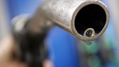 Una manguera de gasolina en una gasolinera./REUTERS Una manguera de gasolina en una gasolinera./REUTERS