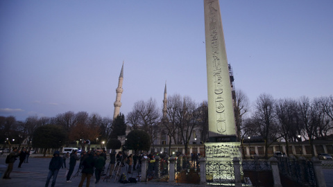 Varias personas junto al Obelisco de Teodosio, en el centro turístico de Estambul, donde se produjo en atentado que mató  martes a diez alemanes. REUTERS/Osman Orsal