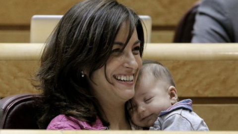 Yolanda Pineda, del PSC, con su hijo en 2012./EFE/K. HUESCA Yolanda Pineda, del PSC, con su hijo en 2012./EFE/K. HUESCA