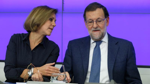 El presidente del Gobierno, Mariano Rajoy, conversa con la secretaria general del PP, María Dolores de Cospedal, durante la Junta Directiva Nacional del PP. EFE/Juan Carlos Hidalgo El presidente del Gobierno, Mariano Rajoy, conversa con la secretaria general del PP, María Dolores de Cospedal, durante la Junta Directiva Nacional del PP. EFE/Juan Carlos Hidalgo