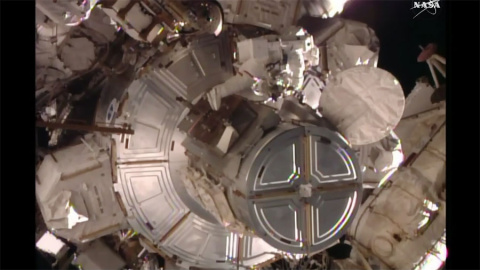 Los astronautas Tim Peake, de la ESA, y Tim Kopra, de la NASA, salieron hoy de la Estación Espacial Internacional para reemplazar una unidad defectuosa, un paseo espacial que ha durado cerca algo menos de dos horas. /NASA Los astronautas Tim Peake, de la ESA, y Tim Kopra, de la NASA, salieron hoy de la Estación Espacial Internacional para reemplazar una unidad defectuosa, un paseo espacial que ha durado cerca algo menos de dos horas. /NASA