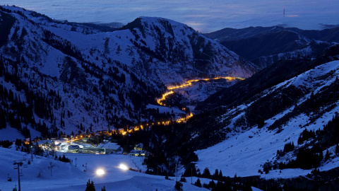 Vista general  del camino de un resort en las montañas de Tien Shan. Almaty, Kazakhstan. REUTERS/Shamil Zhumatov