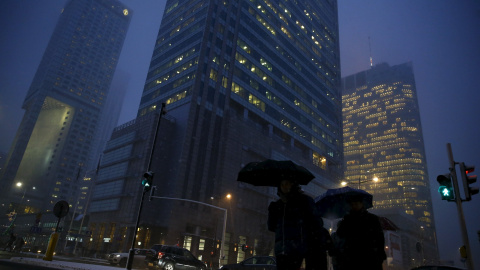La gente camina por el Centro Financiero de Varsovia, Polonia. REUTERS/Kacper Pempel