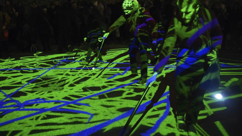 Asistentes a la instalación lumínica durante el festival Lumiere en Londres. Los sitios más icónicos de Londres fueron transformados con instalaciones de luz durante el festival Lumiere que se lleva a cabo hasta el 17 de enero. EFE/Facundo 