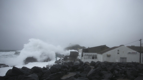 Las olas chocan con la costa por el fuerte temporal causado por el huracán Álex. Ponta Delgada, Azores (Portugal). REUTERS/Rui Soares