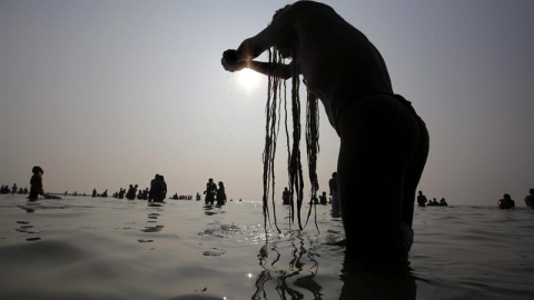 Un monje se baña en la bahía de Bengala, tras asistir a la Feria de Gangasagar en la isla de Sagar, al este de la India. El festival reúne a peregrinos hindúes. EFE/Piyal Adhikaryn
