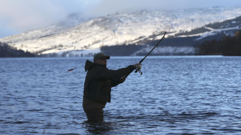 Un pescador inglés en el comienzo de la temporada del salmón. Kenmore, Escocia. REUTERS/Russell Cheyne