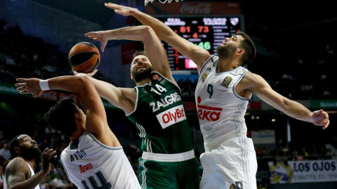 El pívot del Zalgiris Ian Vougioukas, entre Felipe Reyes y Ayón. EFE/JuanJo Martín El pívot del Zalgiris Ian Vougioukas, entre Felipe Reyes y Ayón. EFE/JuanJo Martín