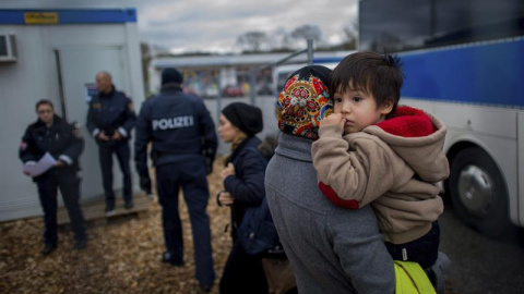 Varios refugiados llegan al campamento temporal en Schaerding Am Inn, Austria.- Christian Bruna (EFE) Varios refugiados llegan al campamento temporal en Schaerding Am Inn, Austria.- Christian Bruna (EFE)