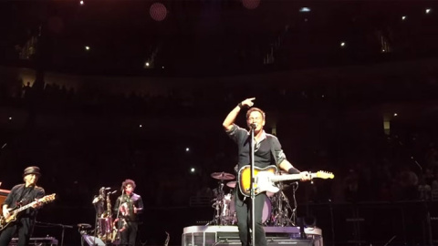 Bruce Springsteen durante su interpretación del 'Rebel, Rebel'. Bruce Springsteen durante su interpretación del 'Rebel, Rebel'.