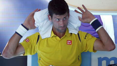 Novak Djokovic, número uno del mundo, se pone una toalla mojada para paliar el calor en su partido contra el coreano Chung en el Open de Australia. /REUTERS Novak Djokovic, número uno del mundo, se pone una toalla mojada para paliar el calor en su partido contra el coreano Chung en el Open de Australia. /REUTERS