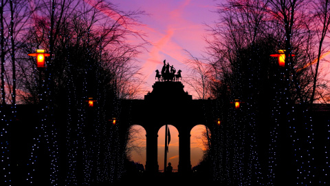 Amanecer en Bruselas. Arco del Cincuentenario, erigido para celebrar el 50 aniversario de la independencia de Bélgica. REUTERS/Yves Herman