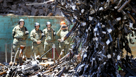 Armas confiscadas colgadas de un imán antes de ser destruidos en una fundición en Santiago, Chile. Cerca de 13.000 armas de fuego fueron destruidas como parte de un programa de control de armas del Gobierno. REUTERS/Ivan Alvarado