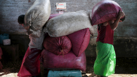 Unos trabajadores transportan sacos de granos de café a un almacén en la granja Nogales, en Jinotega (Nicaragua). REUTERS/Oswaldo Rivas